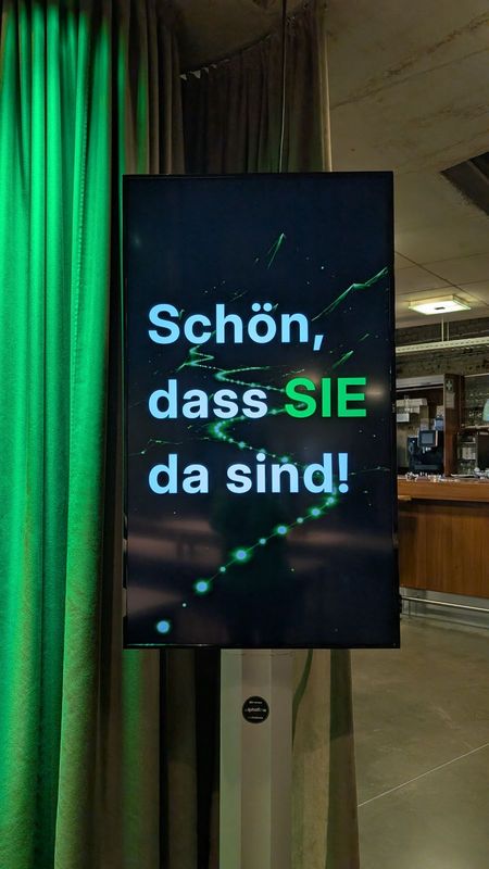 Begrüßungsbildschirm „Schön, dass SIE da sind!“ am Eingang