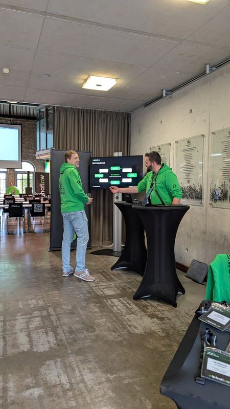 Letzte Vorbereitungen im Saal vor dem Start