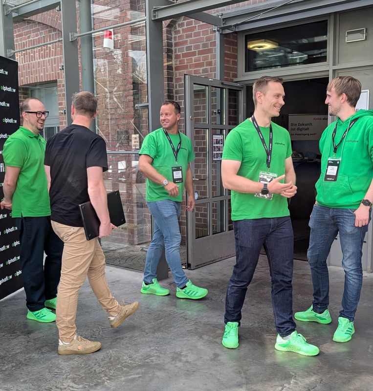 Das alphaflow Team begrüßt Gäste am Eingang